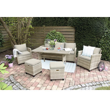 Gartenmöbel-Set mit Tisch, Sofa, Sesseln und Hockern auf einer Terrasse