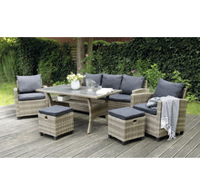 Gartenmöbelset mit Sofa, Sesseln, Tisch und Hockern auf einer Terrasse