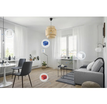 Salon lumineux avec table à manger, canapé et divers appareils Smart Home