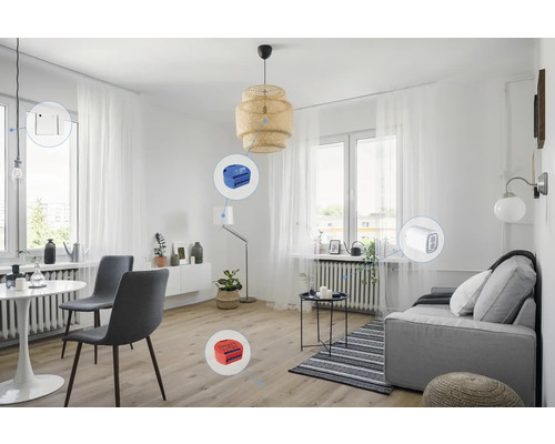 Salon lumineux avec table à manger, canapé et divers appareils Smart Home