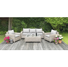 Gartensitzgruppe aus Rattan mit Sofa, Sesseln und Tisch auf Holzterrasse