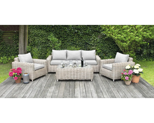 Gartensitzgruppe aus Rattan mit Sofa, Sesseln und Tisch auf Holzterrasse
