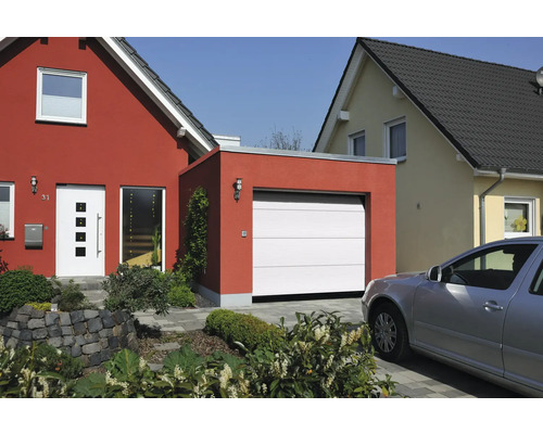 Einfamilienhaus mit angebauter Garage und Sektionaltor
