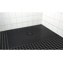 Douche à l''italienne avec écoulement carré dans une salle de bains avec des carreaux blancs