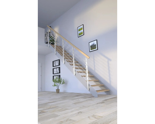 Escalier avec marches en bois et rampe en acier inoxydable dans une pièce lumineuse