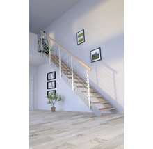 Escalier avec marches en bois et rampes en acier inoxydable dans une pièce lumineuse