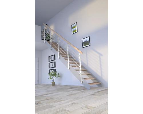 Escalier avec marches en bois et rampes en acier inoxydable dans une pièce lumineuse