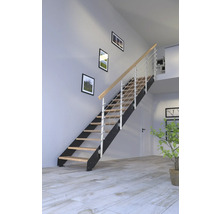Escalier avec marches en bois, garde-corps en métal et tableaux au mur dans une pièce lumineuse