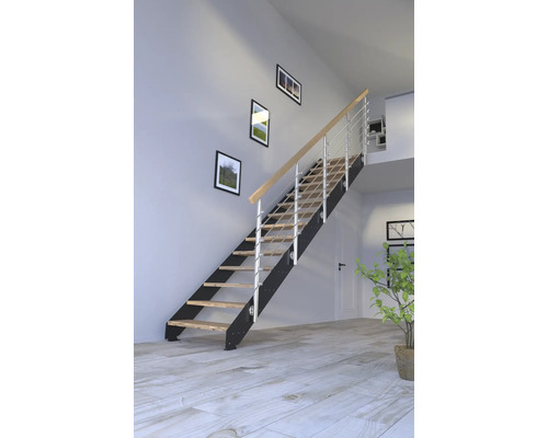 Photo d''intérieur d''un escalier en bois avec une rampe en acier inoxydable