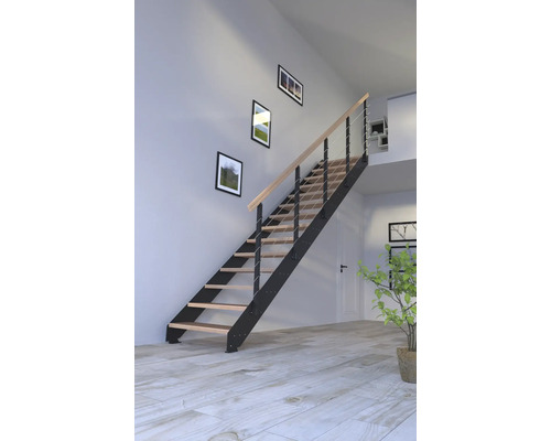 Escalier avec marches en bois et rampe en métal dans une pièce lumineuse