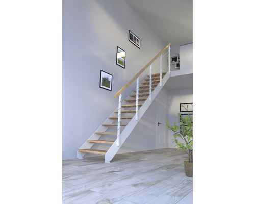 Escalier avec marches en bois et rampe blanche dans une pièce lumineuse