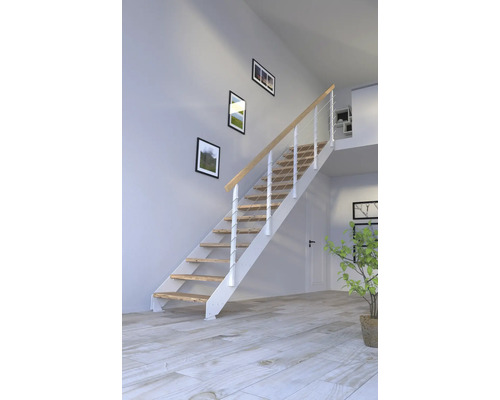 Escalier avec marches en bois et rampe blanche dans une pièce lumineuse