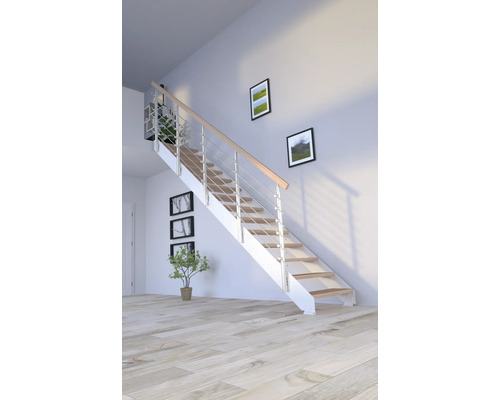 Escalier avec marches en bois et rambarde en métal dans une pièce lumineuse