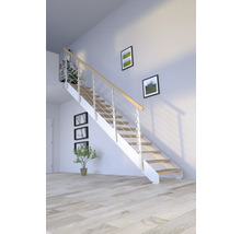 Escalier avec marches en bois et rampe en acier inoxydable dans une pièce lumineuse