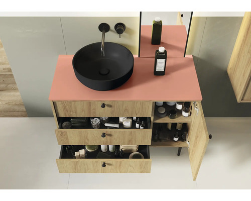 Modernes Badezimmer mit Unterschrank, Aufsatzwaschbecken und offenem Schubladensystem zur Aufbewahrung von Badutensilien.