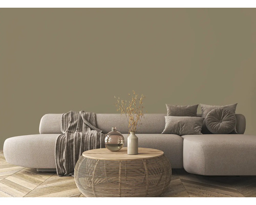 Wohnzimmer mit Couch, Kissen, Decke und Tisch