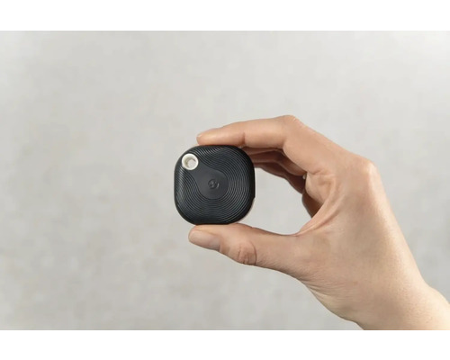 Personne tenant un détecteur de clés noir