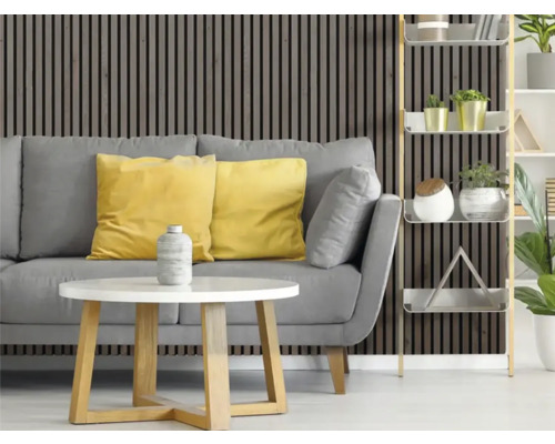 Wohnzimmer mit grauer Couch, gelben Kissen, weissem Tisch und Holzpaneelwand