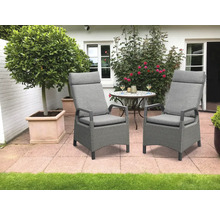 Deux chaises de jardin grises avec de hauts dossiers et des coussins sur une terrasse