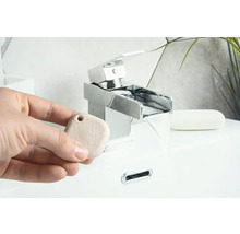 Szene im Badezimmer mit Wasserhahn und Duftstein