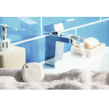 Badezimmer Szene mit Armatur, Seife, Seifenspender und Badesalz