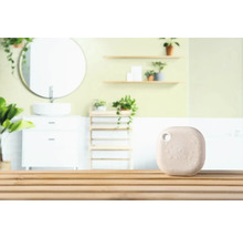 Smarter Lufterfrischer auf Holztisch mit Badezimmerhintergrund