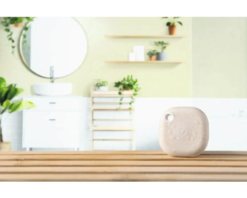 Smarter Lufterfrischer auf Holztisch mit Badezimmerhintergrund