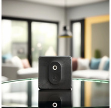 Smarterhome-Sensor auf einem Tisch in einem Wohnzimmer