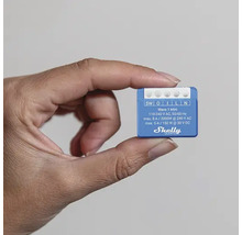 Shelly Wave 1 Mini Smart Home Relais in einer Hand