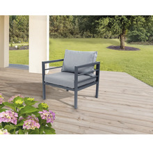 Mobilier de jardin : fauteuil avec coussins sur une terrasse