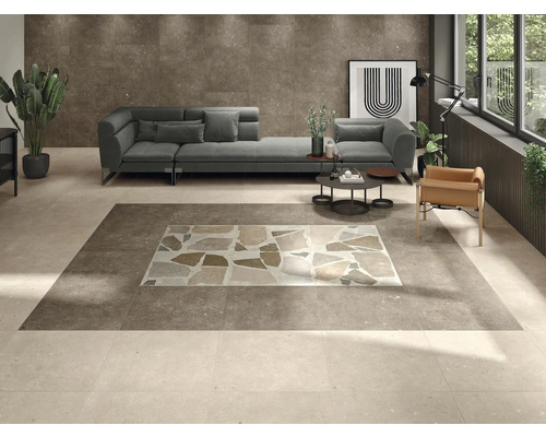 Salon avec canapé gris et carreaux de sol de différents modèles