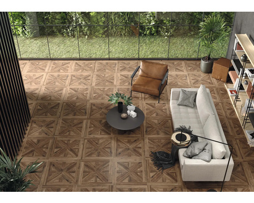 Pièce claire et organisée avec carrelage en bois à motif de damier, canapé et fauteuil