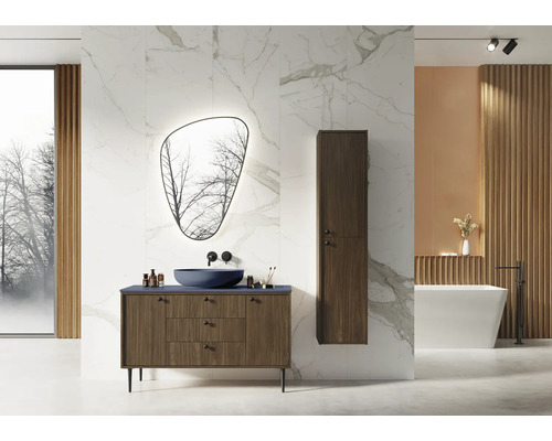 Modernes Badezimmer mit Waschtischunterschrank, Spiegel, Hochschrank und Badewanne