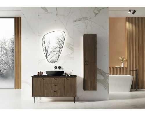 Helles Badezimmer mit Waschtisch, Spiegel, Hochschrank und Badewanne