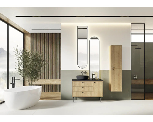 Helles Badezimmer mit Badewanne, Waschtisch, Spiegel, Hochschrank und Dusche.