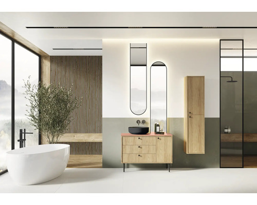 Modernes Badezimmer mit freistehender Badewanne, Waschtisch mit Aufsatzwaschbecken und Spiegel