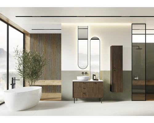 Modernes Badezimmer mit freistehender Badewanne, Waschtisch, Spiegeln und Dusche.