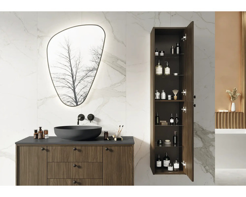 Badezimmer mit Waschtischunterschrank, Spiegel und Hochschrank