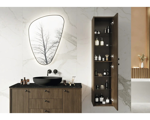 Badezimmer mit Waschtischunterschrank, Aufsatzwaschbecken, Spiegelschrank und Hochschrank