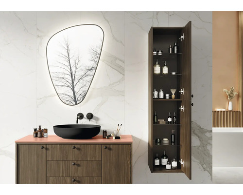 Badezimmer mit Waschtischunterschrank, Aufsatzwaschbecken, Spiegel und offenem Hochschrank