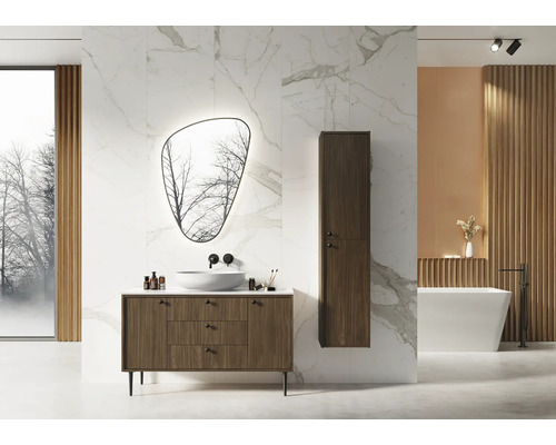 Modernes Badezimmer mit Waschtisch, Spiegel, Hochschrank und Badewanne.