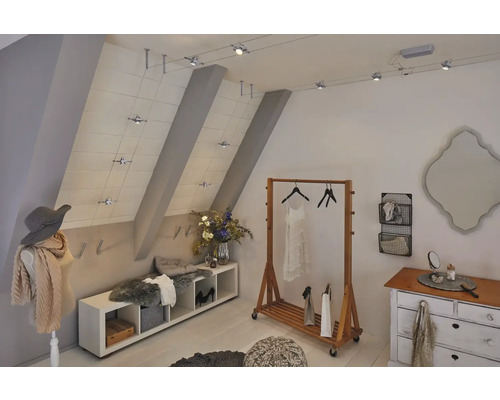 Dressing lumineux avec portant, commode et éclairage sur rail flexible