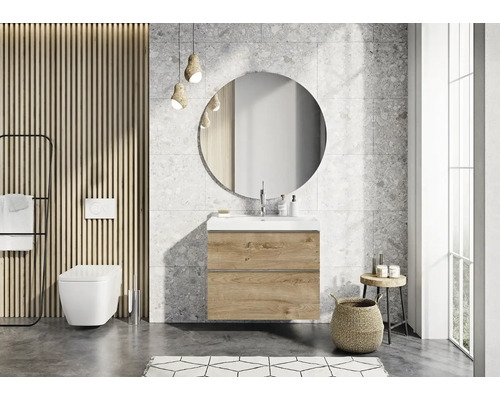 Salle de bain moderne avec meuble-lavabo, miroir, toilettes et accessoires
