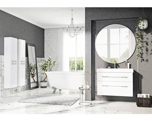 Salle de bain moderne avec baignoire, lavabo, miroir et meubles de salle de bain