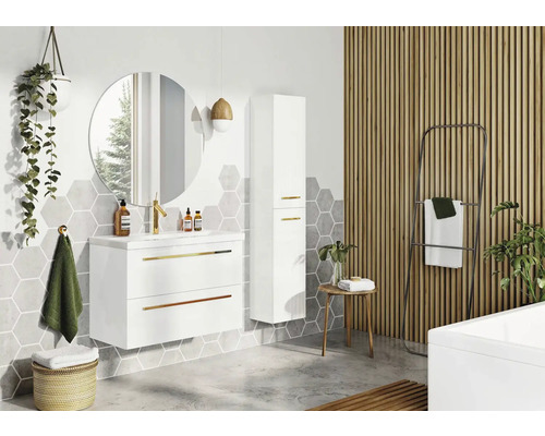 Salle de bains avec meuble-lavabo, miroir, armoire haute et lambris en bois