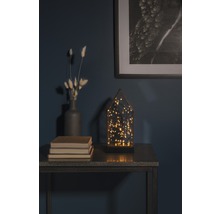 Arrangement décoratif avec lampe LED, vase, livres et image encadrée sur une table