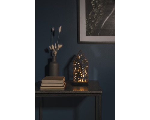 Arrangement décoratif avec lampe LED, vase, livres et image encadrée sur une table