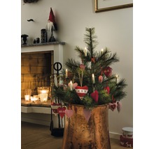 Sapin de Noël décoré dans un pot couleur cuivre dans une scène de salon