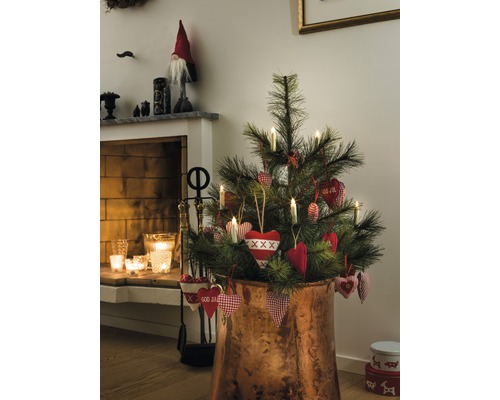 Sapin de Noël décoré dans un pot couleur cuivre dans une scène de salon