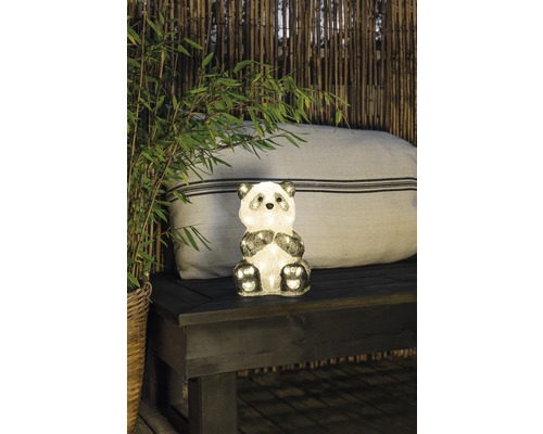 Dekorative Panda-Figur mit Beleuchtung auf einer Gartenbank